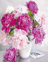 Большой букет пионов в белой фарфоровой вазе